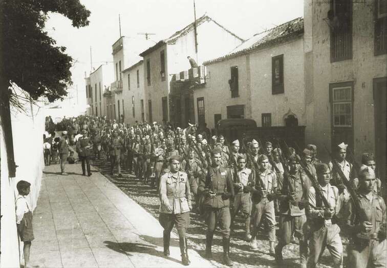 Tropas desfilando por la calle de Conde de la Vega Grande de Telde (Foto TA)